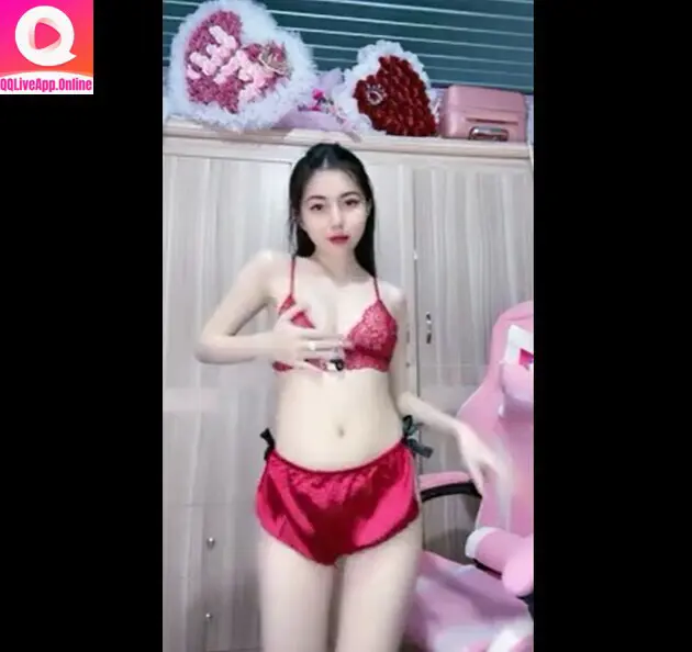 Bé San QQlive Diện Đồ Đỏ Show Hàng Nóng Bỏng Hình 1